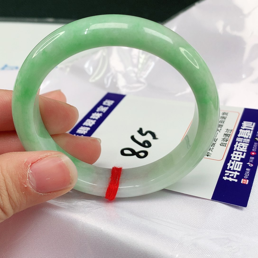 翡翠手镯未镶嵌翡翠