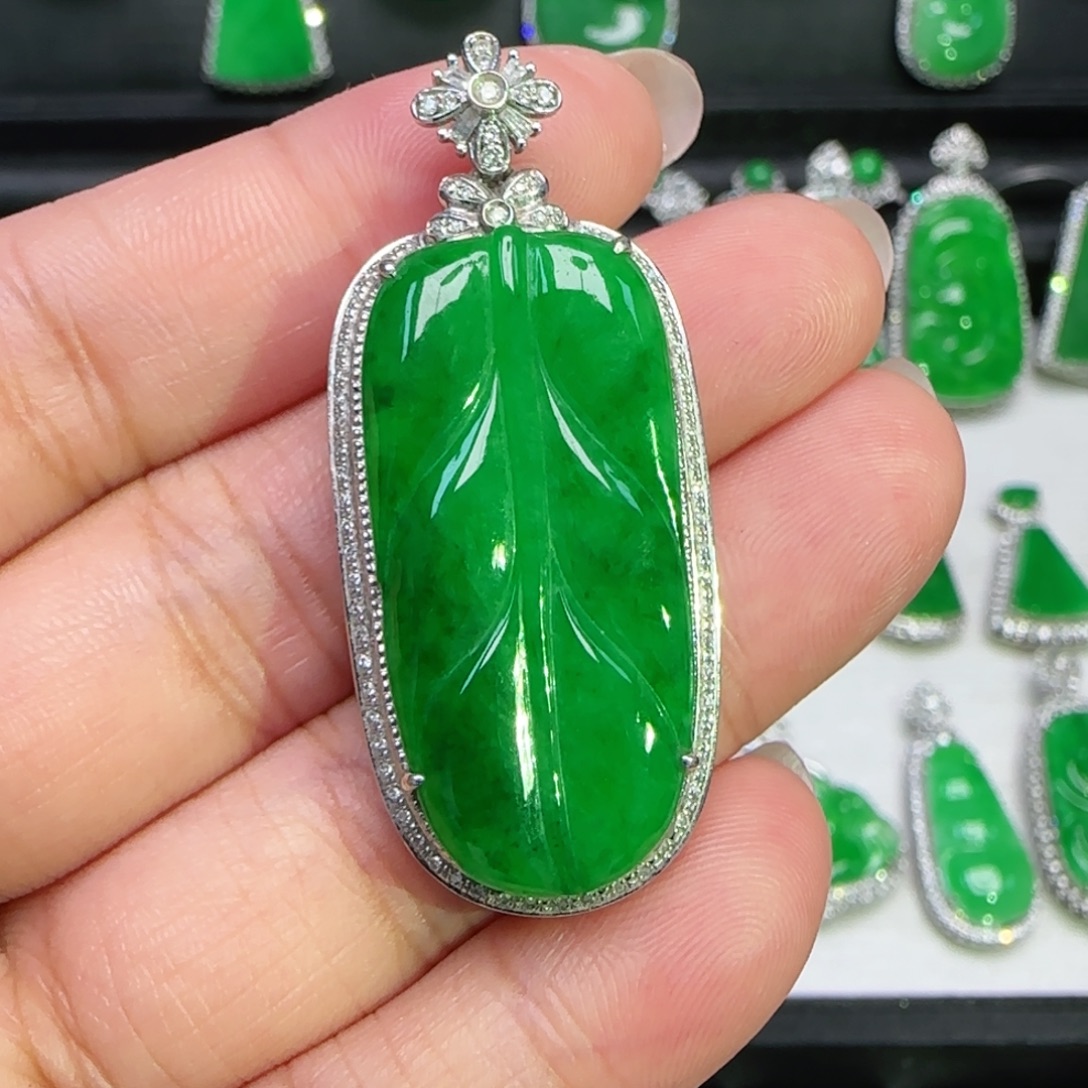 翡翠18K金镶嵌颈饰吊坠