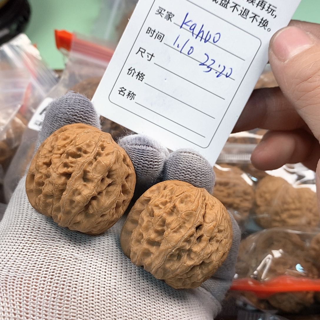 桃核把件k***o雨花石。      
