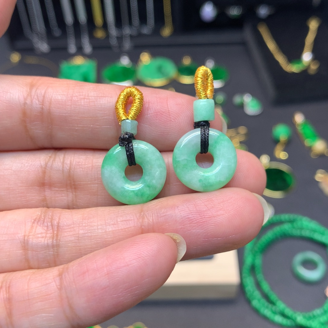 翡翠未镶嵌颈饰有纹