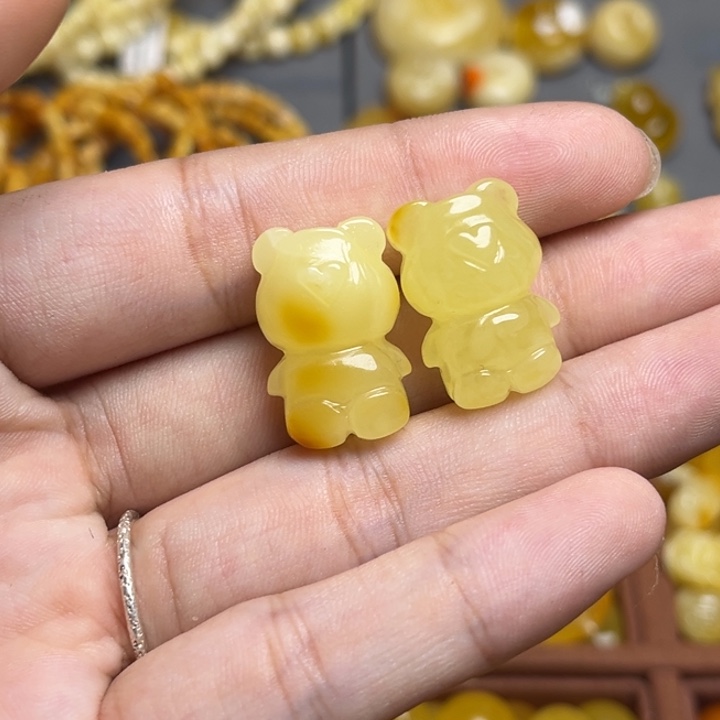 蜜蜡未镶嵌珠宝奇石鸡油黄满蜡妖花小熊一个 微微瑕