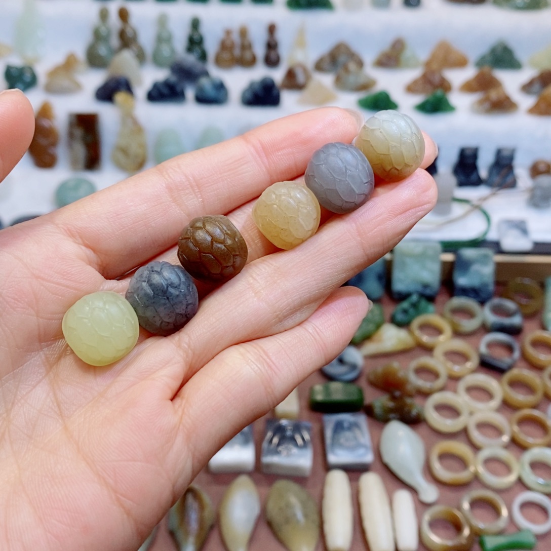 ****柒和田玉未镶嵌颈饰