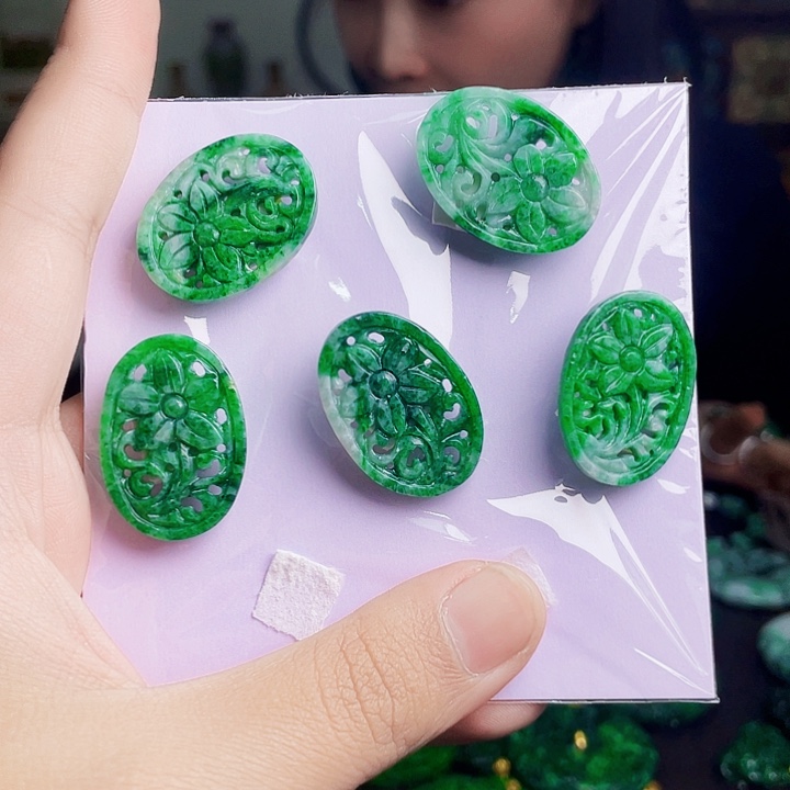 翡翠未镶嵌颈饰多样性
