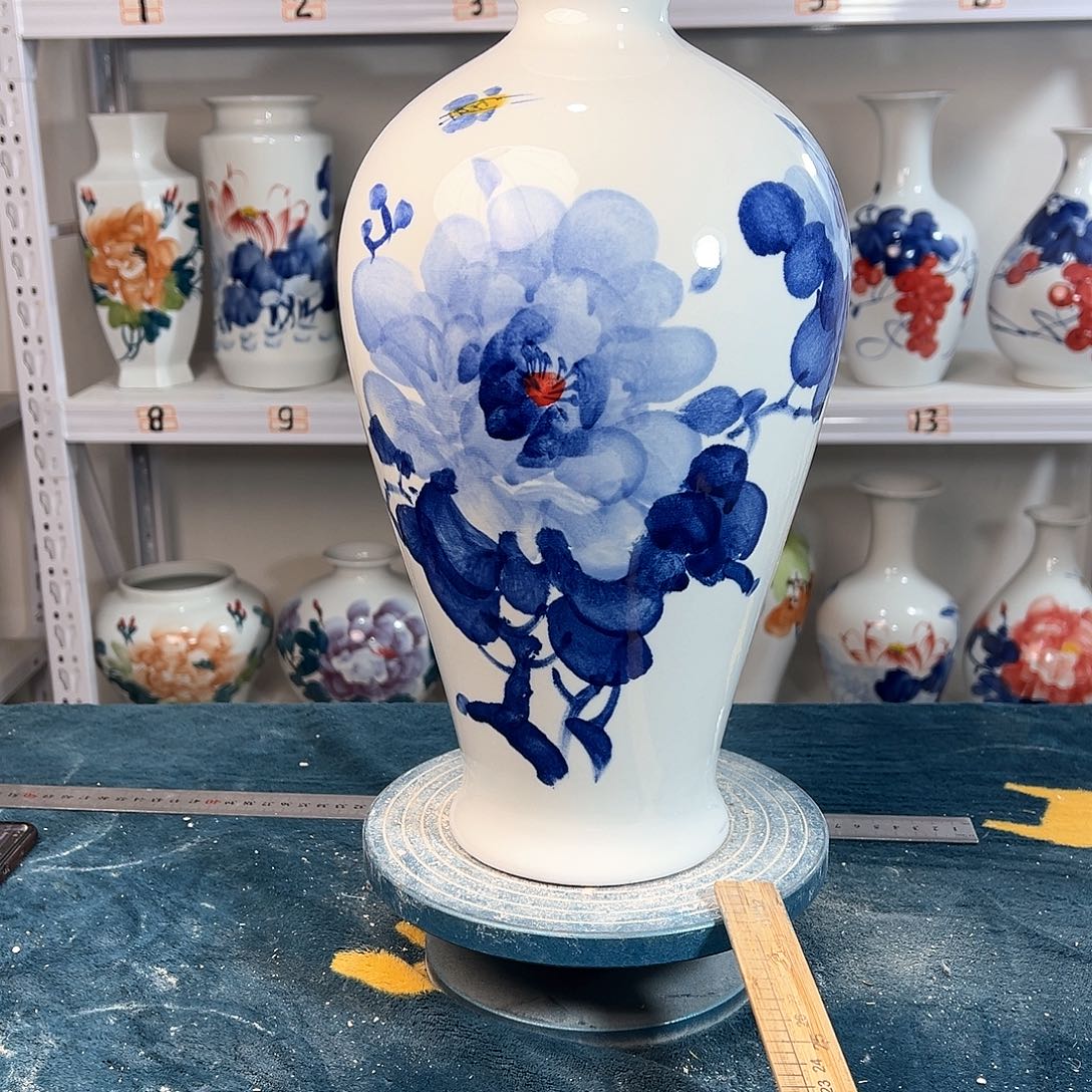 摆件景德镇陶瓷梅青牡