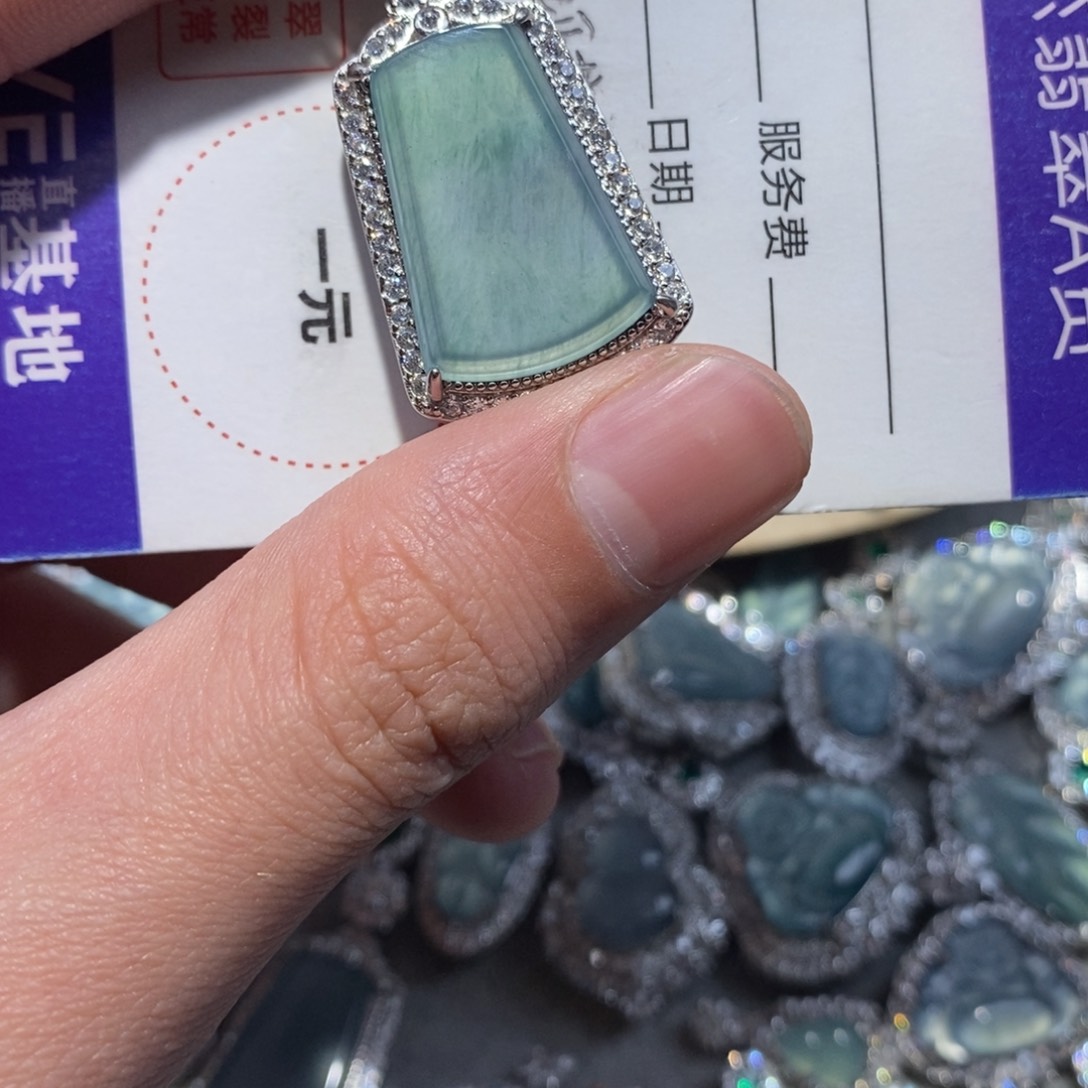 翡翠颈饰未镶嵌翡翠