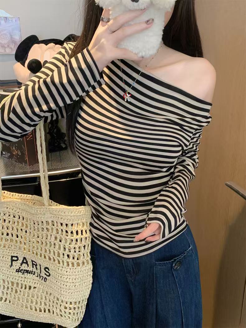 美式复古一字斜领露肩条纹长袖t恤女秋季修身收腰褶皱辣妹AM6690