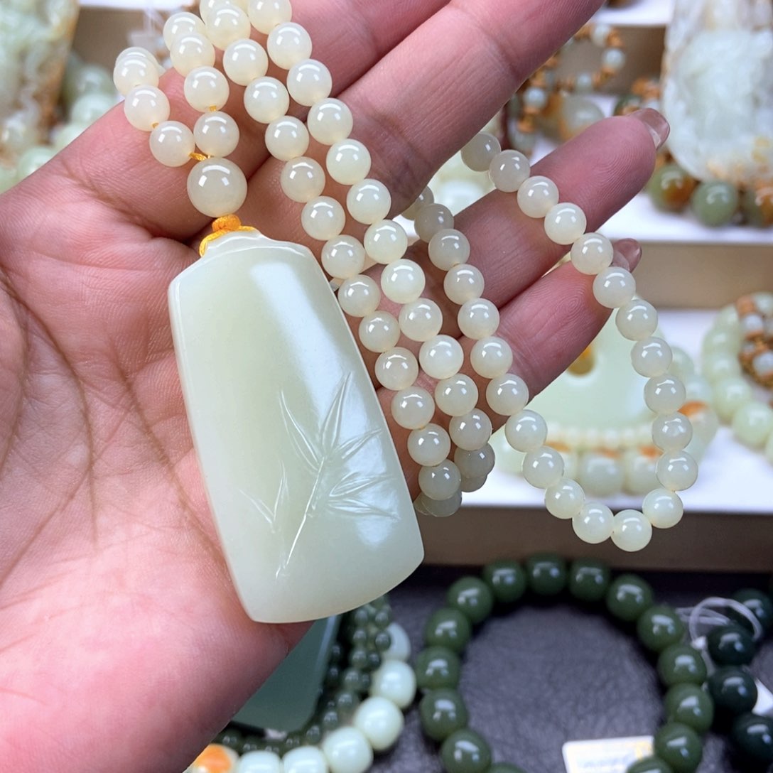 透闪石质玉挂件未镶嵌人**何