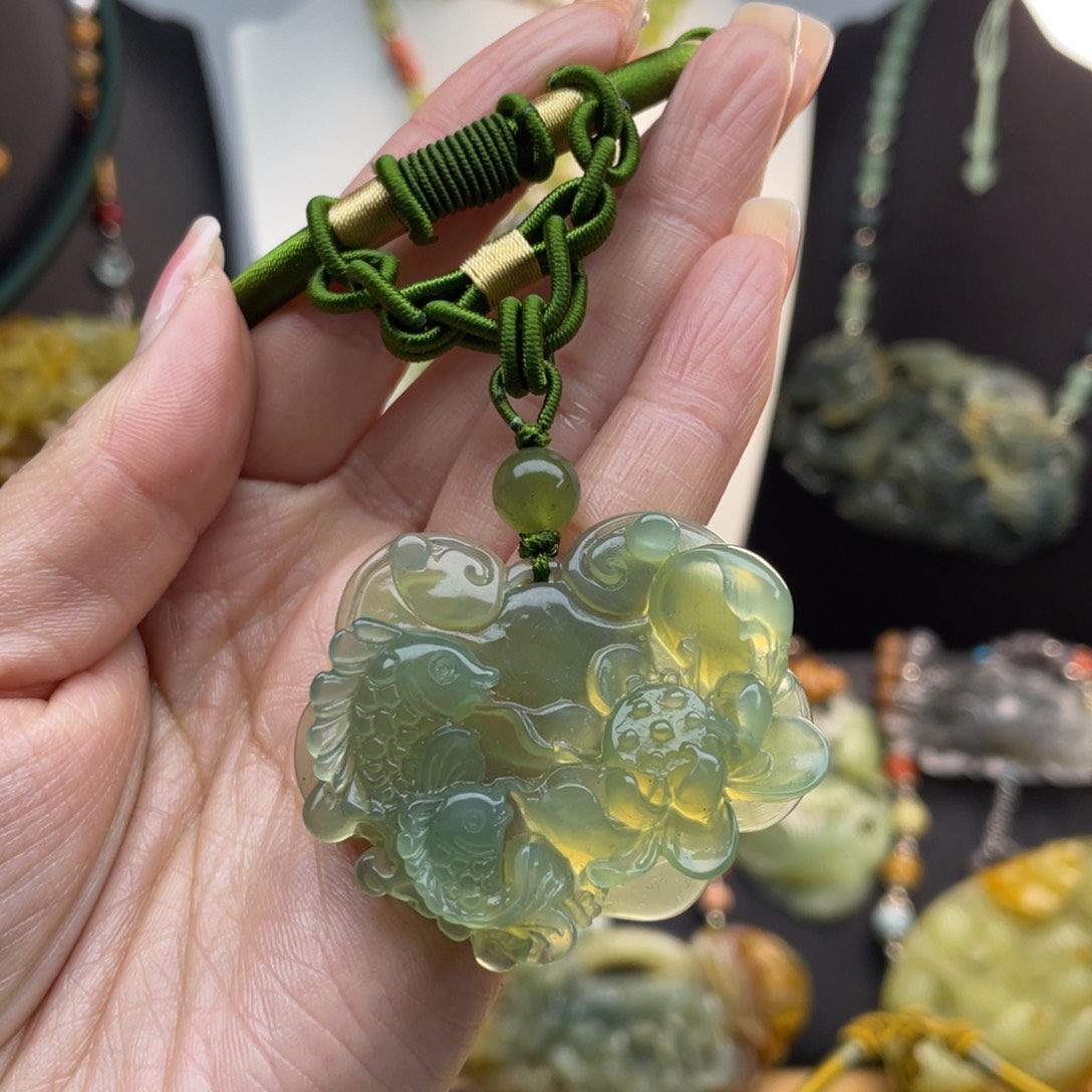 蛇纹石玉未镶嵌颈饰