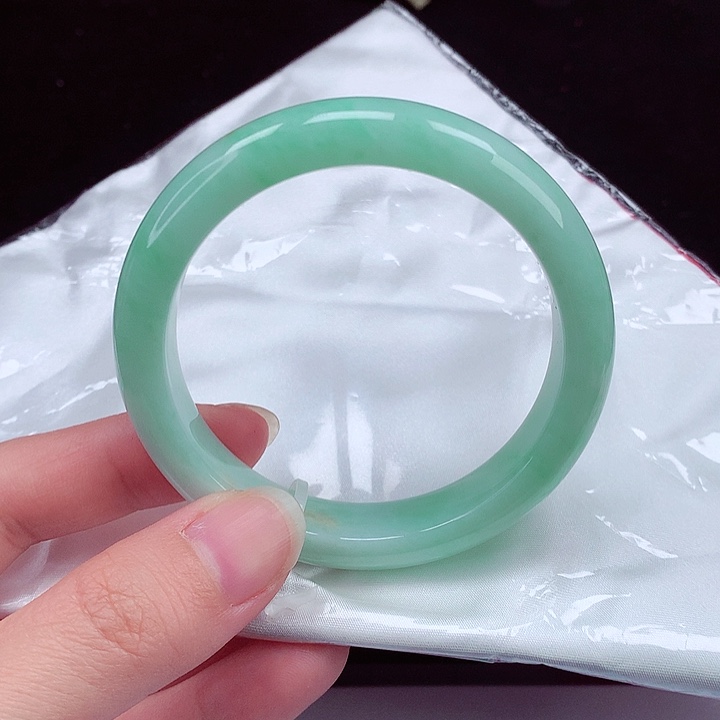 翡翠手镯未镶嵌翡翠