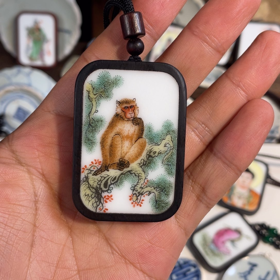 瓷片老*生肖猴檀木挂件
