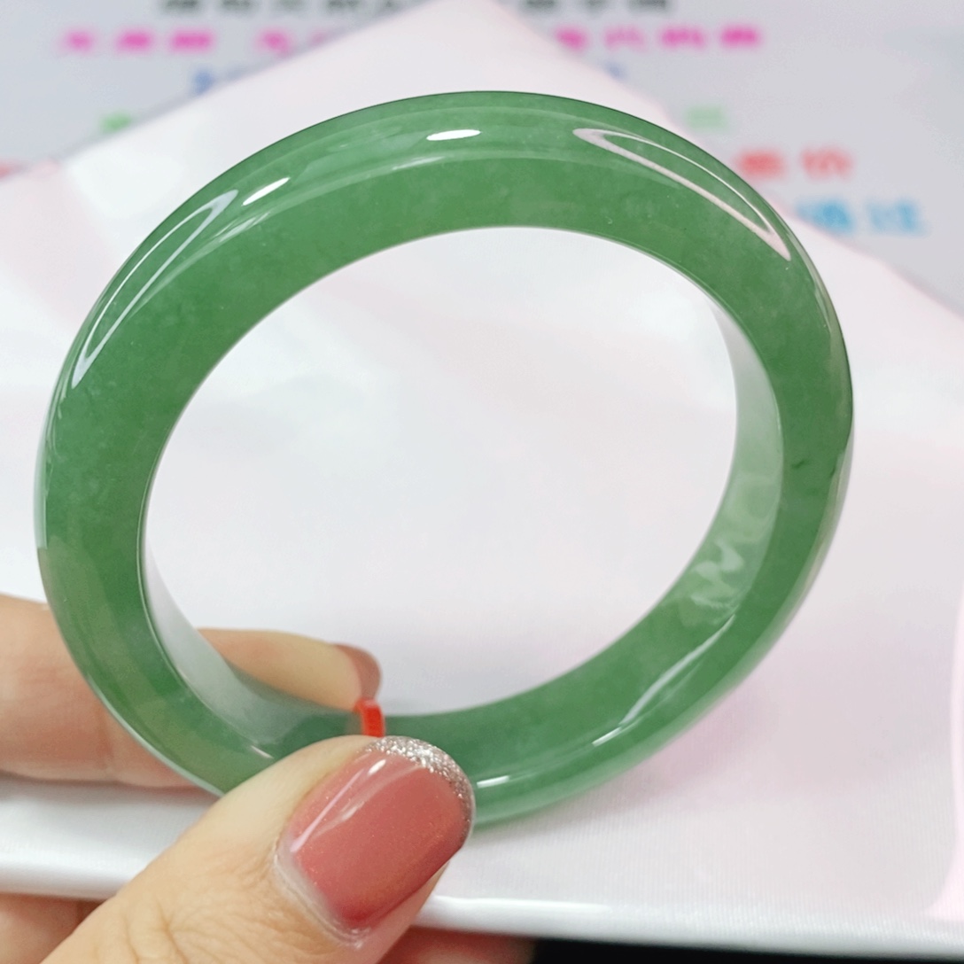 未镶嵌手镯翡翠。