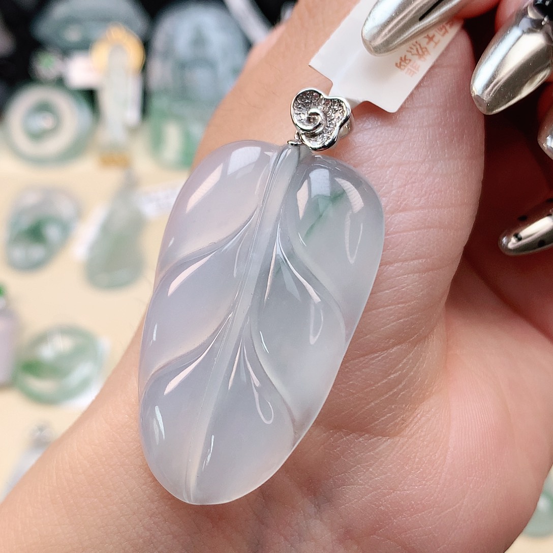 翡翠18K金镶嵌颈饰叶子