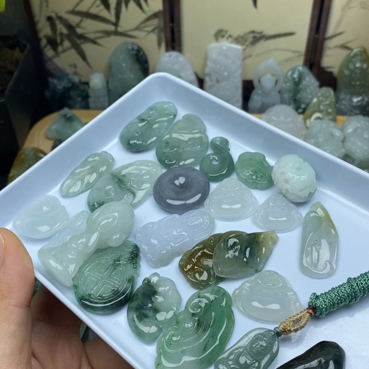 翡翠未镶嵌颈饰牌子一个