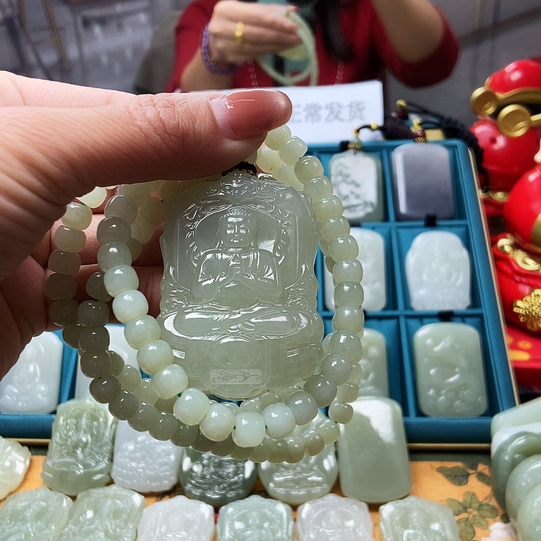 和田玉颈饰未镶嵌群****）