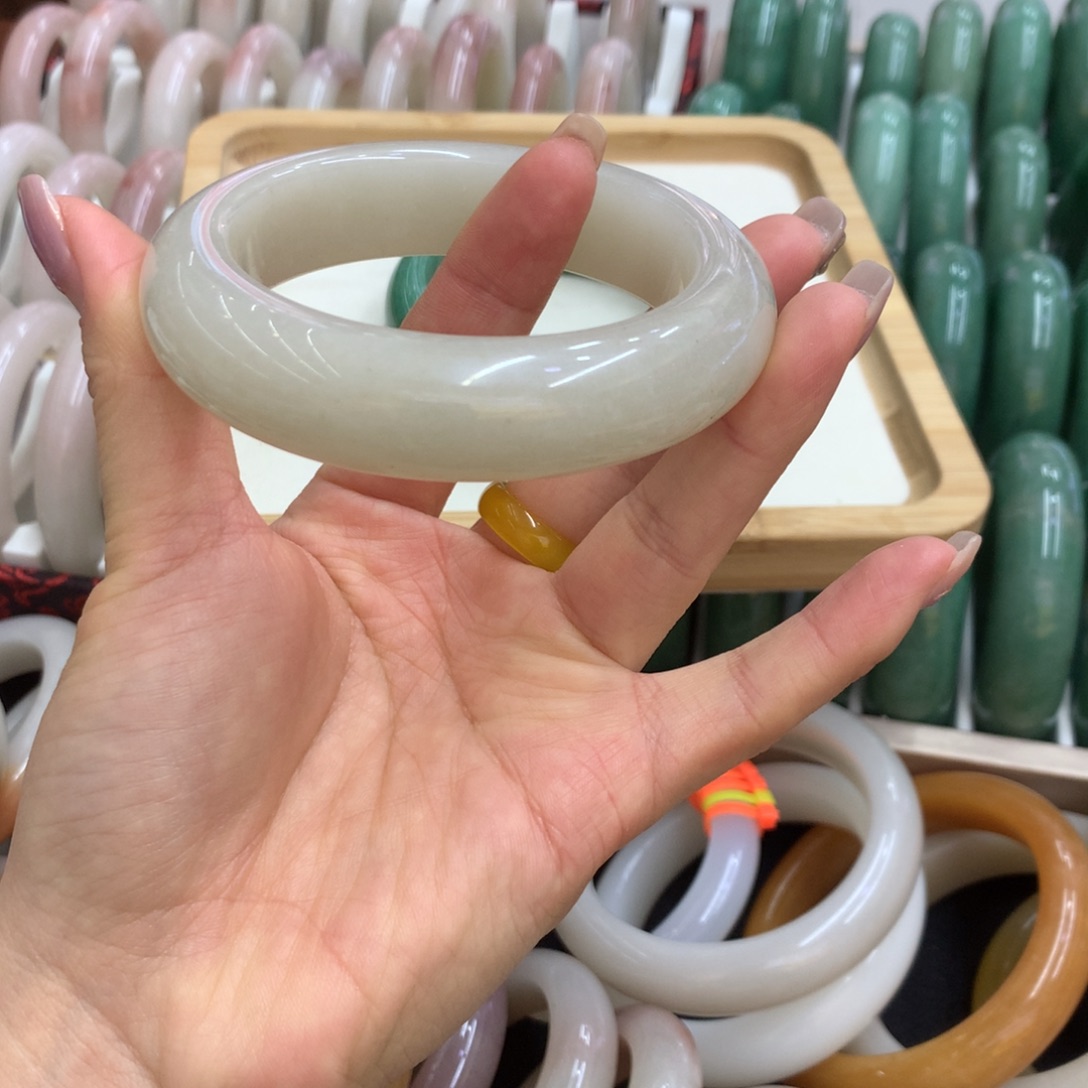 春***开石英质玉未镶嵌手镯