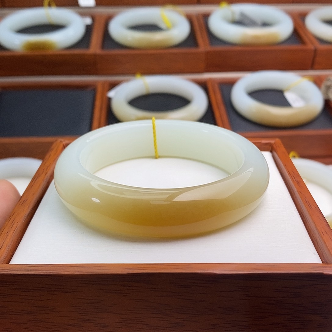 和田玉（糖玉）手镯未镶嵌