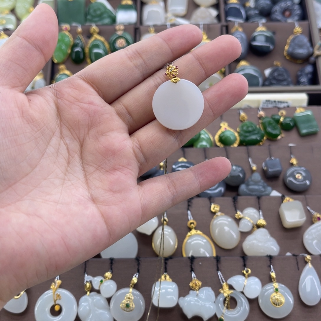 和田玉18K金镶嵌吊坠(赠链)