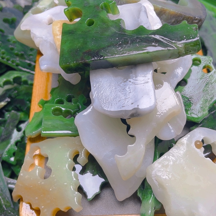 吾***缘和田玉（糖玉）未镶嵌车挂