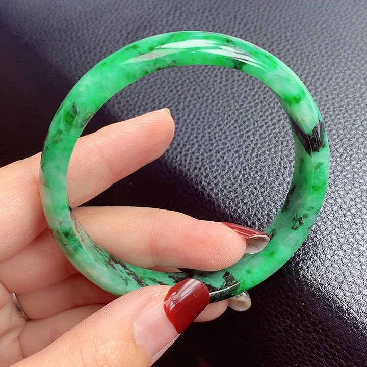 翡翠手镯未镶嵌翡翠