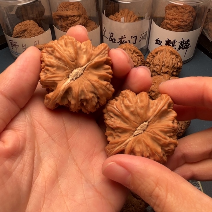 v***p吊坠文玩核桃44白狮子