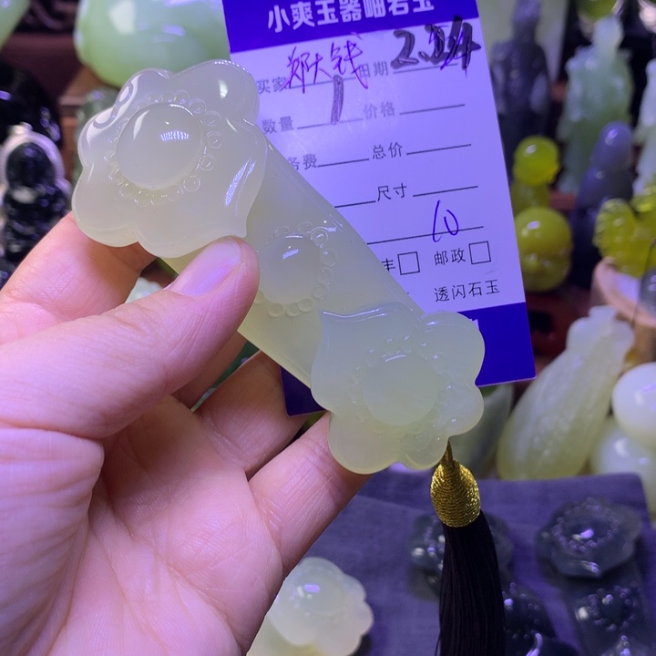 岫玉手把件未镶嵌郑**?