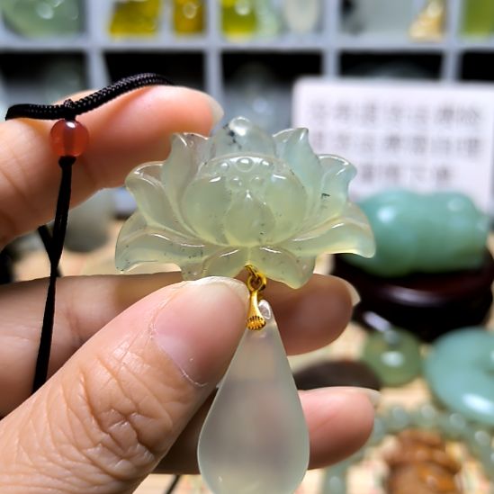 蛇纹石玉未镶嵌颈饰