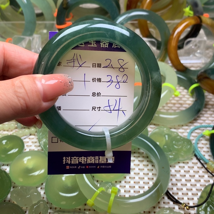 蛇纹石玉手镯未镶嵌我****呀