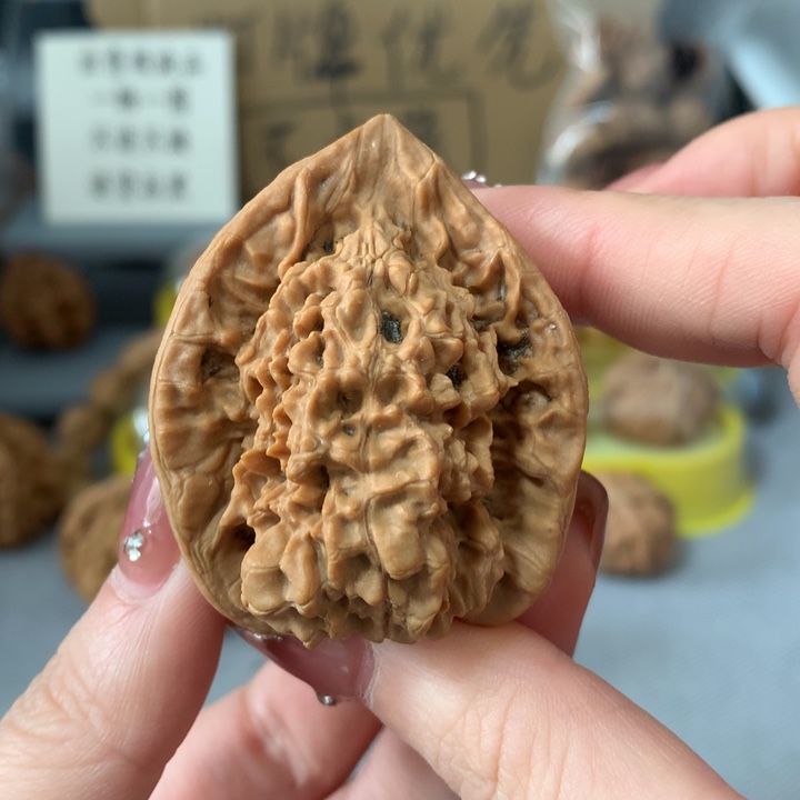 昌***虹吊坠文玩核桃异形单只，有瑕疵