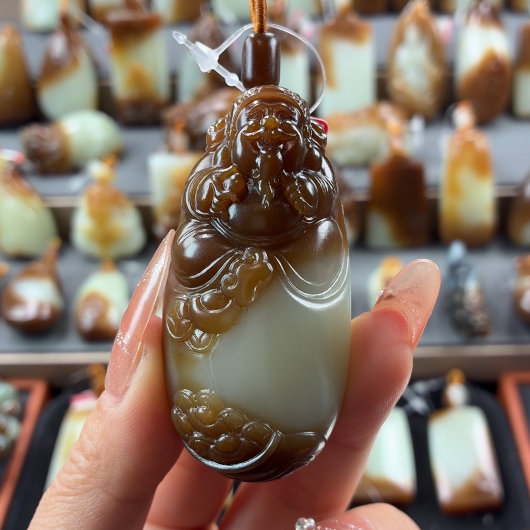 胡***伟和田玉未镶嵌颈饰