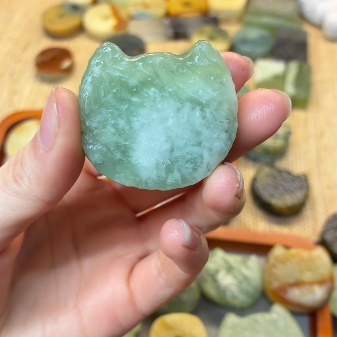 一***撒蛇纹石玉未镶嵌颈饰