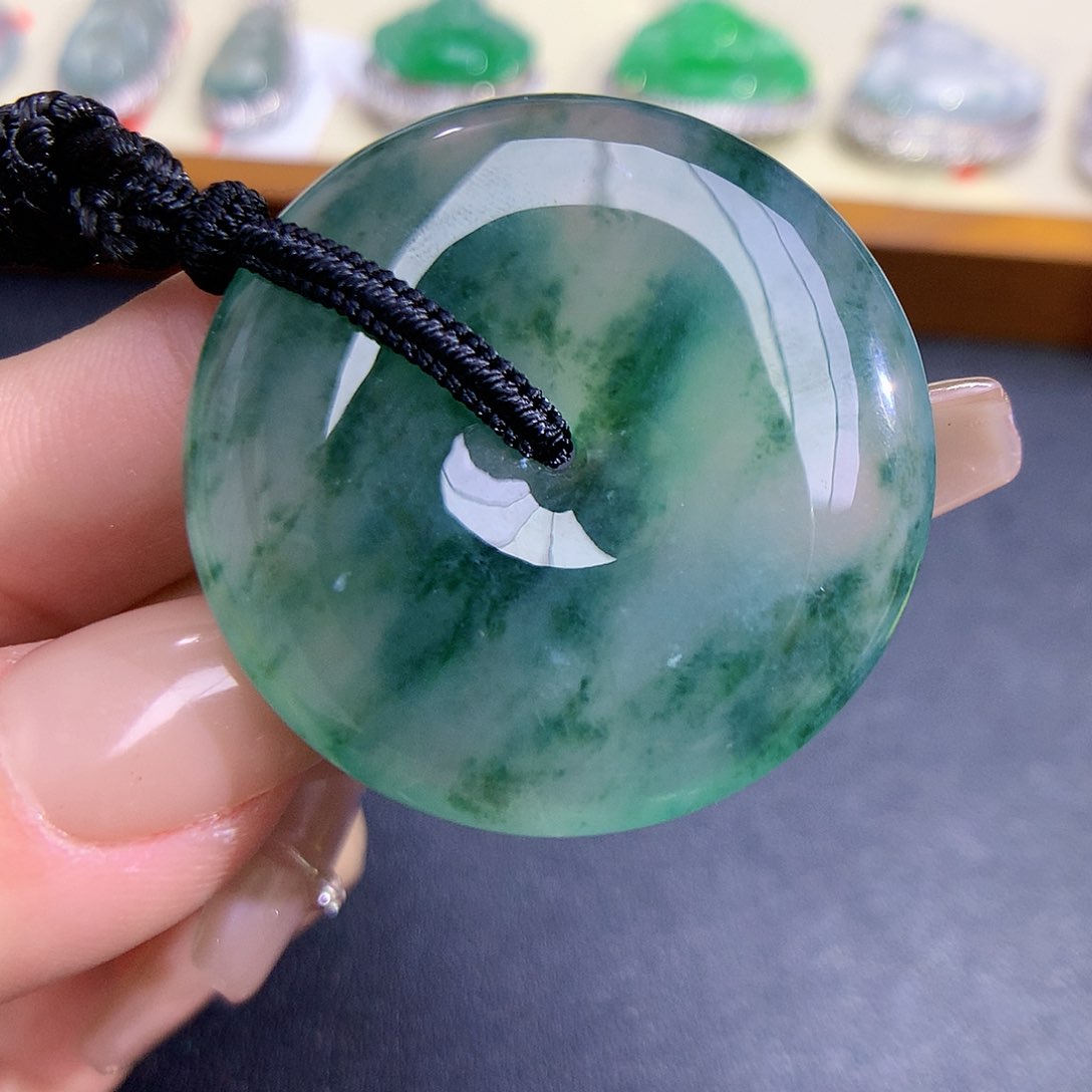 翡翠颈饰未镶嵌平安扣