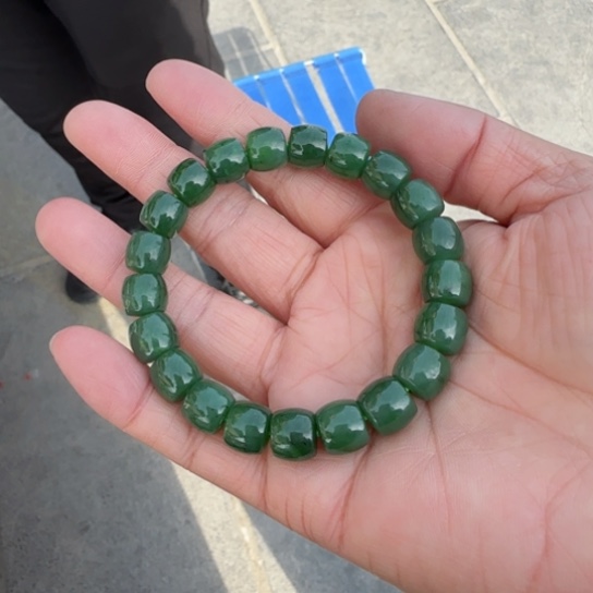 和田玉手链未镶嵌阳绿卡10直切，小少点