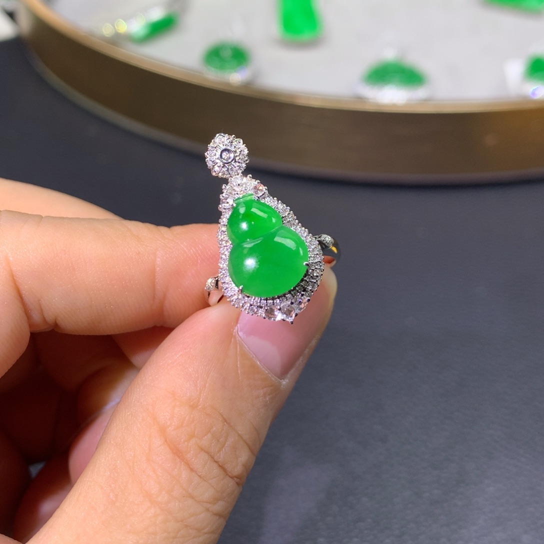 翡翠戒指18K金镶嵌?*虹翡翠