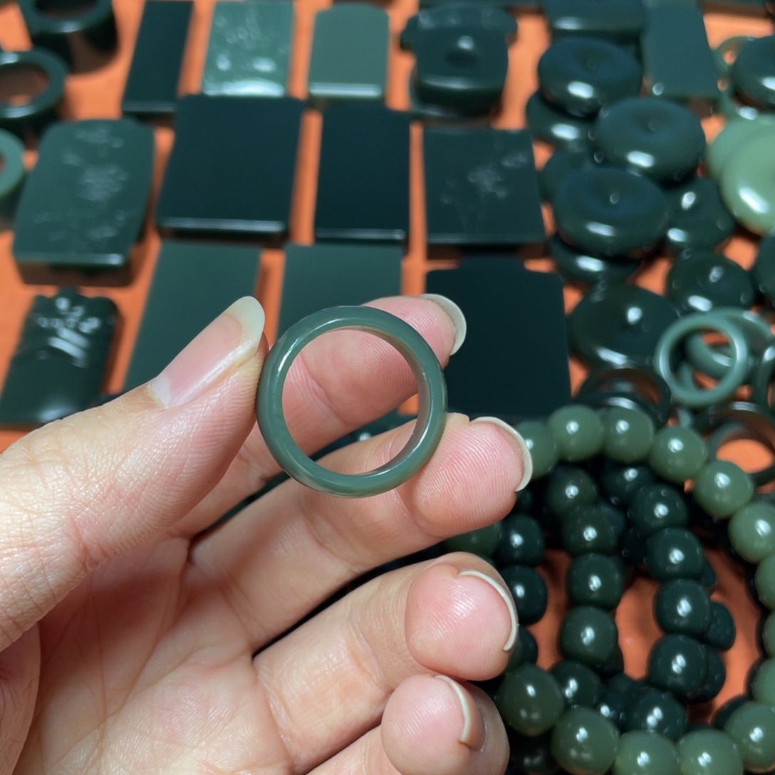 给***钟和田玉未镶嵌颈饰