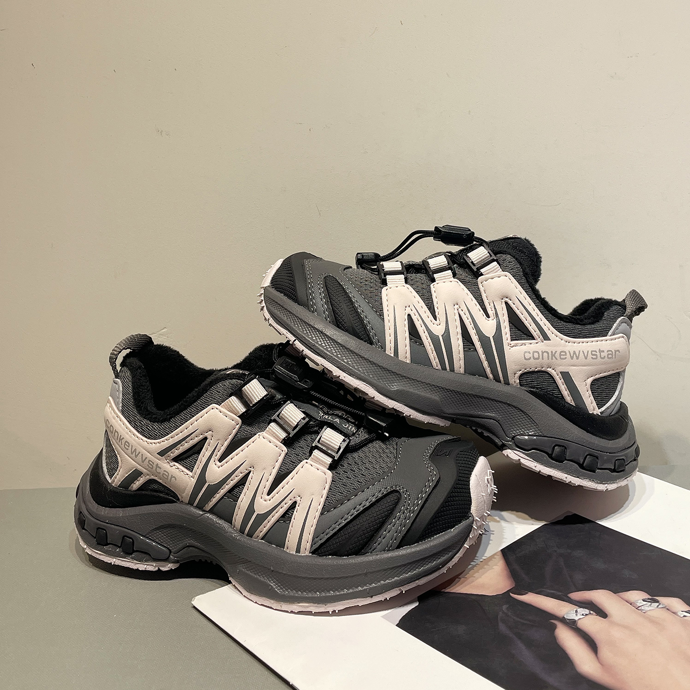 左左家冬季男女童潮酷加绒软底运动鞋2025新款儿童免系带跑步鞋