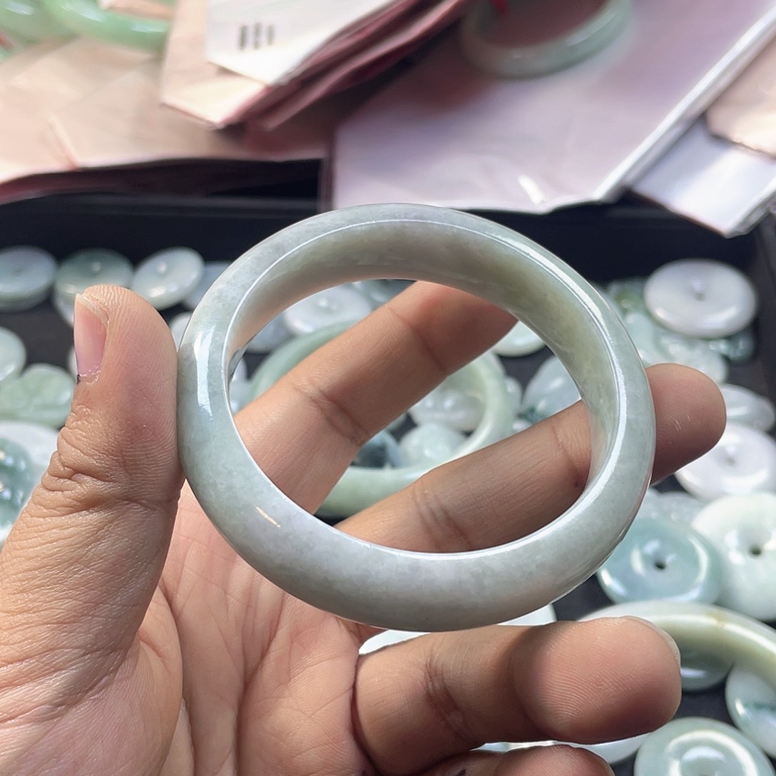 滕***亚翡翠未镶嵌颈饰57圈口