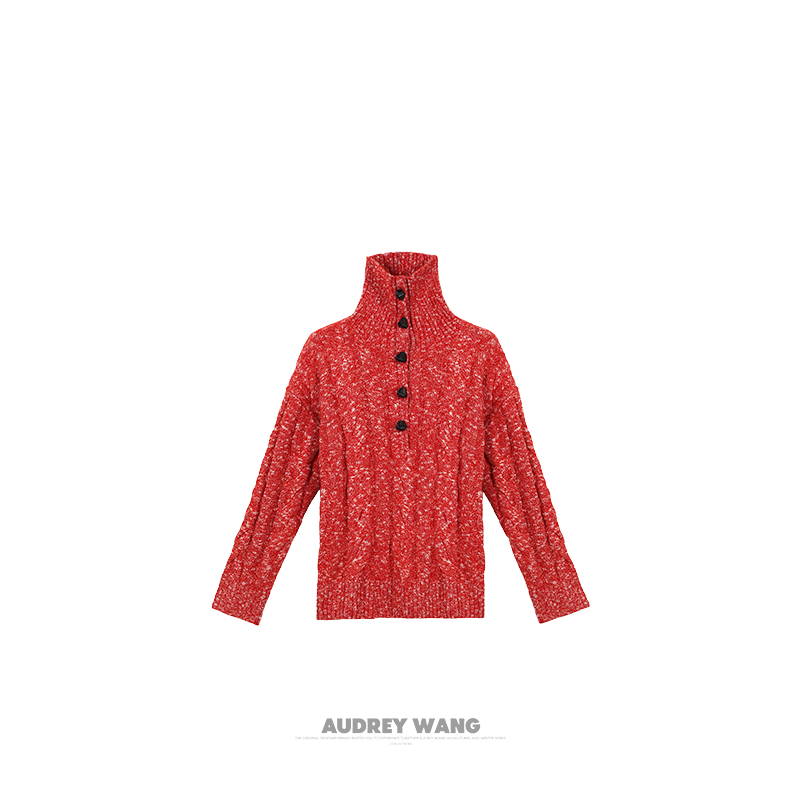 AUDREYWANG焰红雪点高领绞花纽扣毛衣13783
