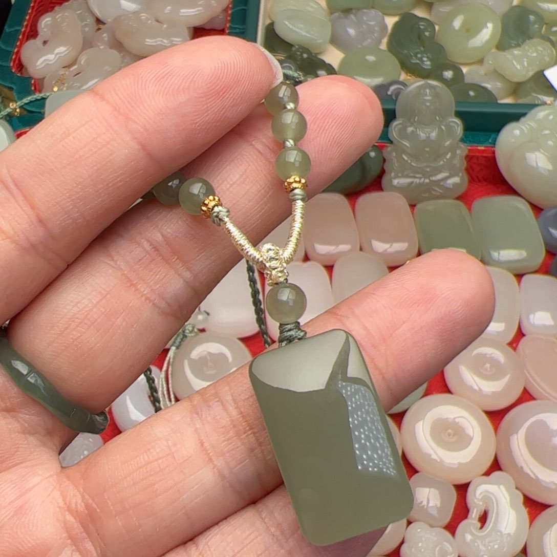 和田玉颈饰未镶嵌