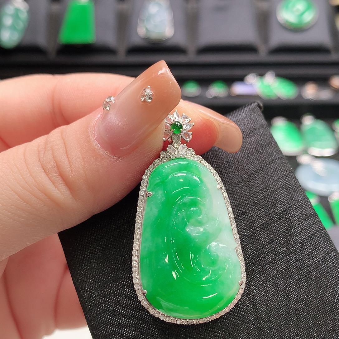 翡翠18K金镶嵌颈饰如意