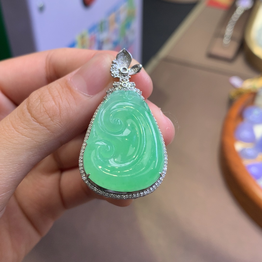 翡翠18K金镶嵌颈饰翡翠