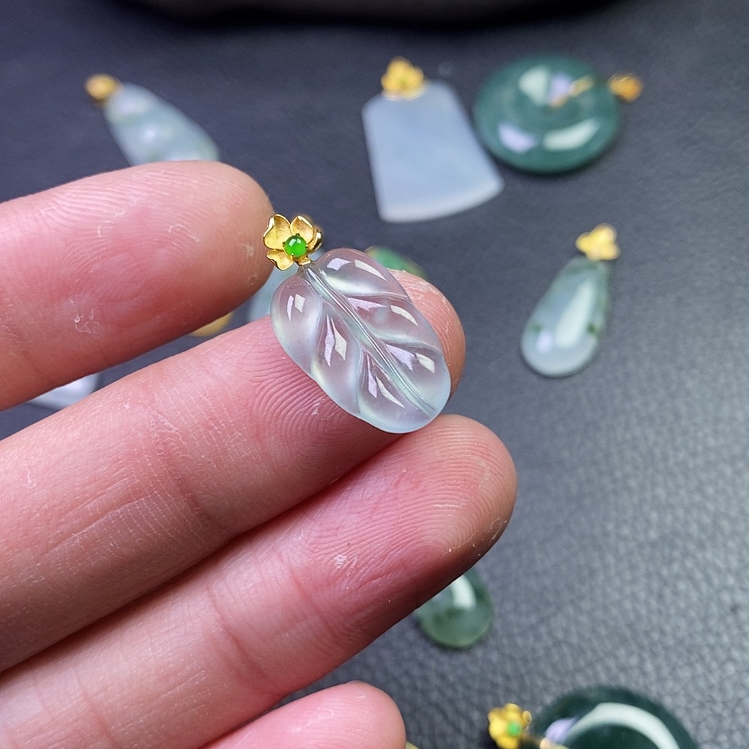 颈饰18K金镶嵌翡翠