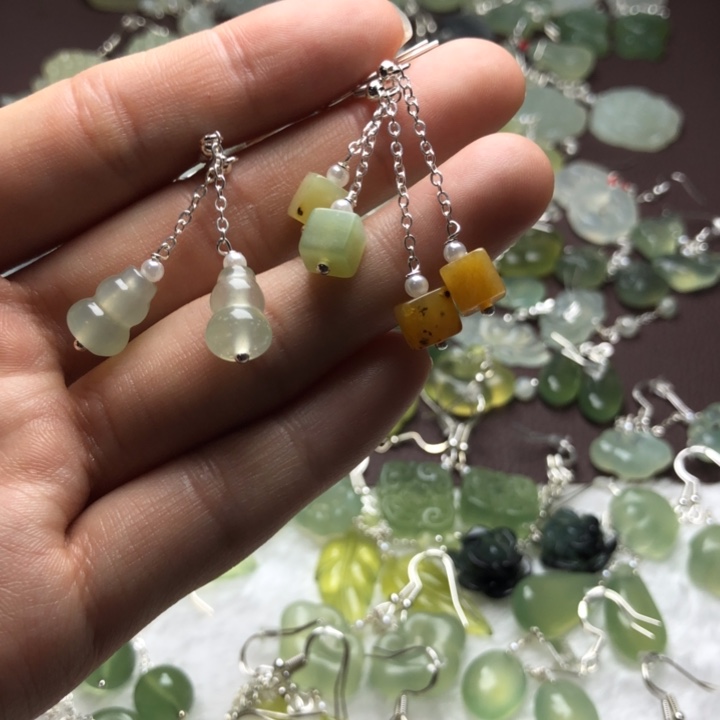 蛇纹石玉耳饰合金