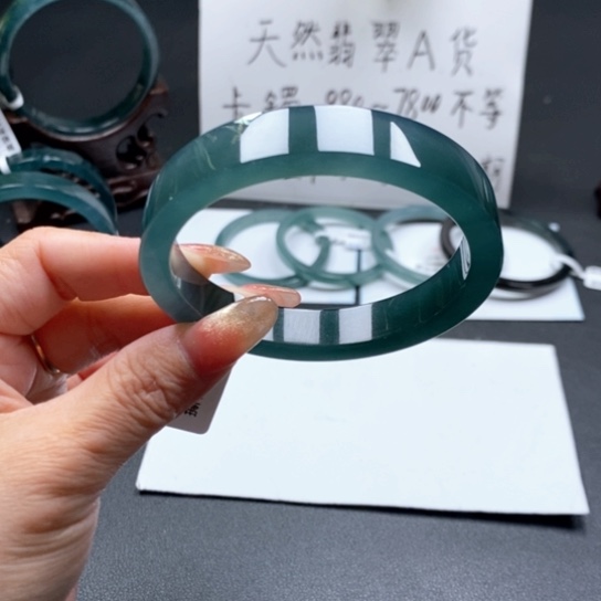 翡翠手镯未镶嵌奶**?60尺寸