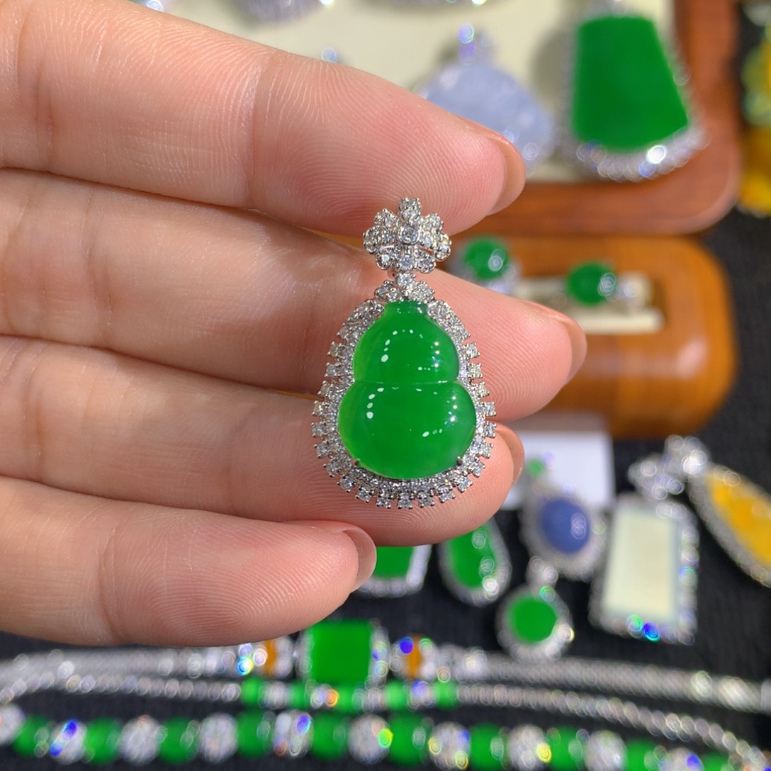 翡翠18K金镶嵌颈饰