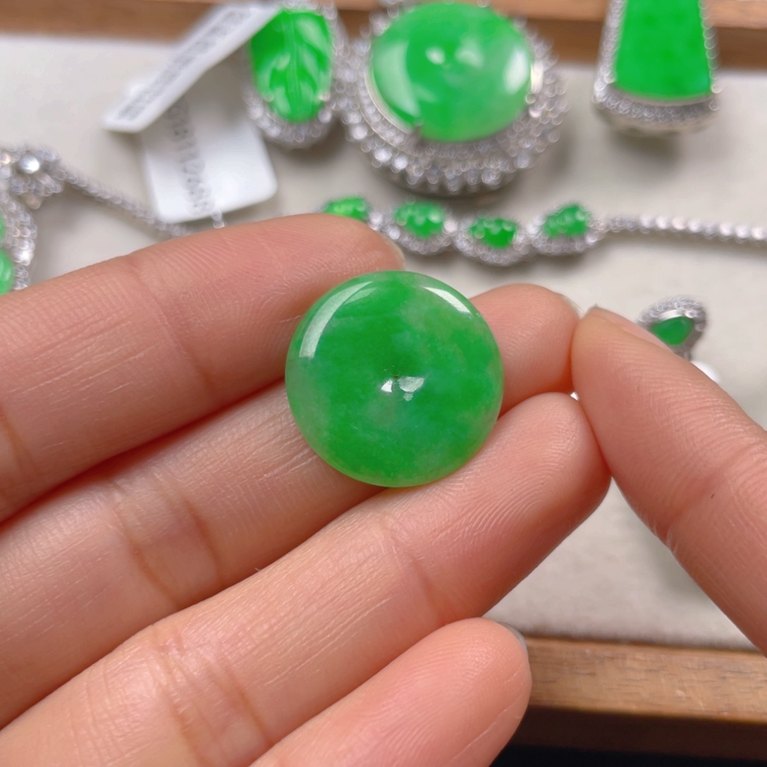 翡翠颈饰未镶嵌翡翠