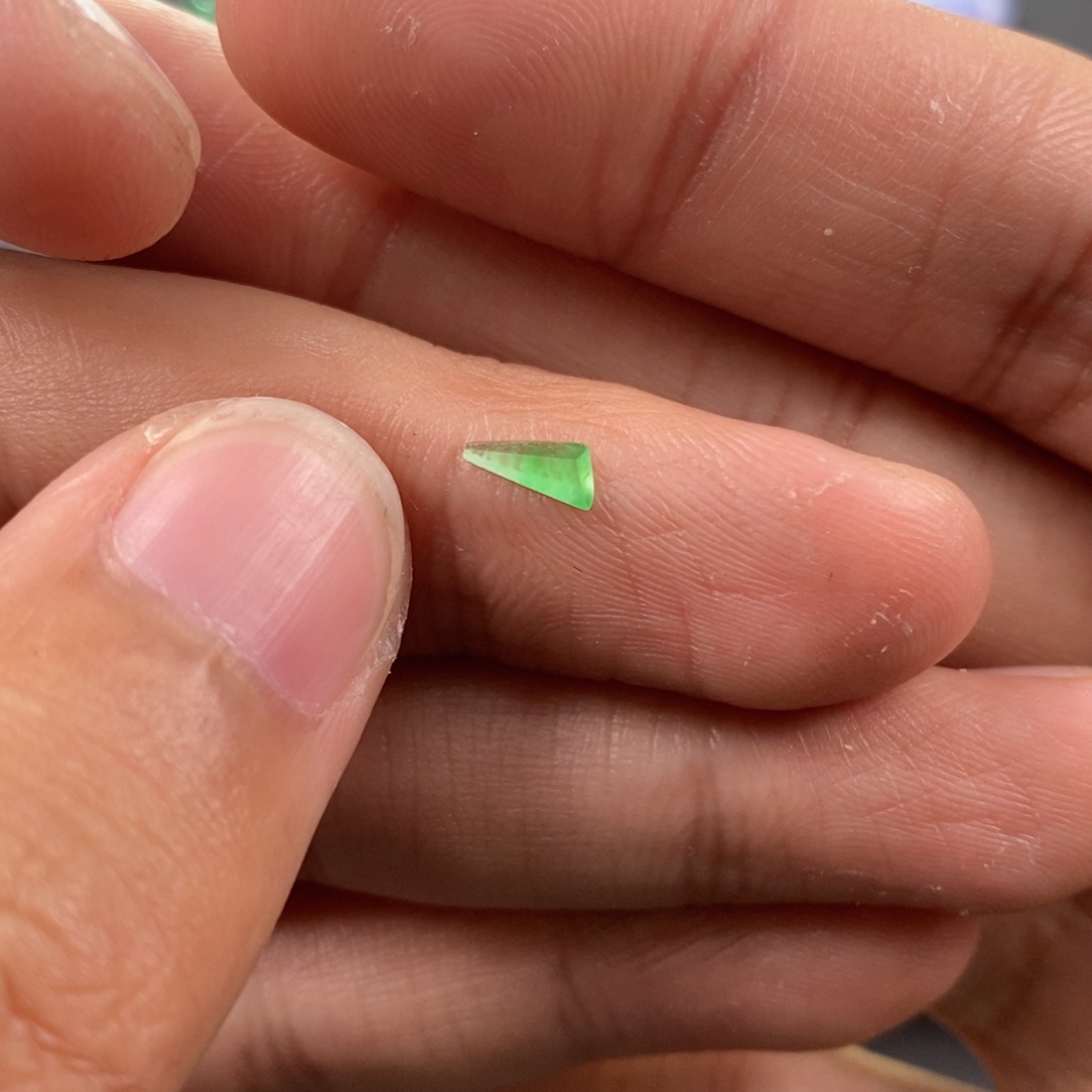 翡翠耳饰未镶嵌翡翠