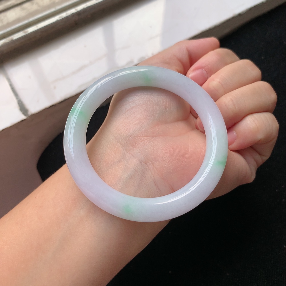 1568号 缅甸天然A货翡翠手镯54圈口飘绿淡春彩圆条手镯