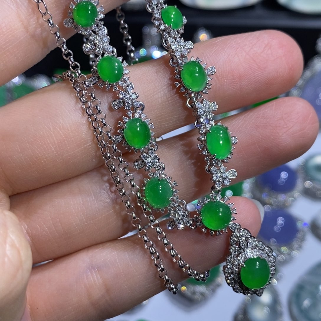 翡翠18K金镶嵌颈饰蛋面