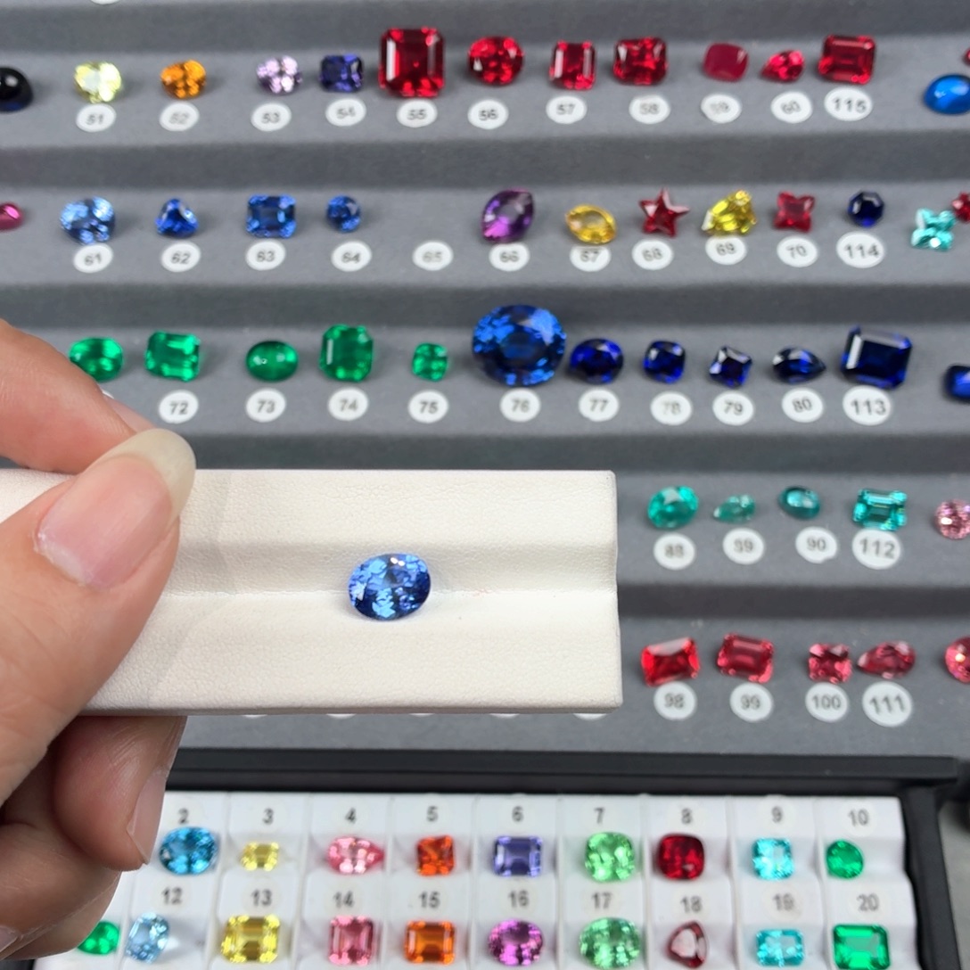 田***年合成（培育）蓝宝石裸石3.89