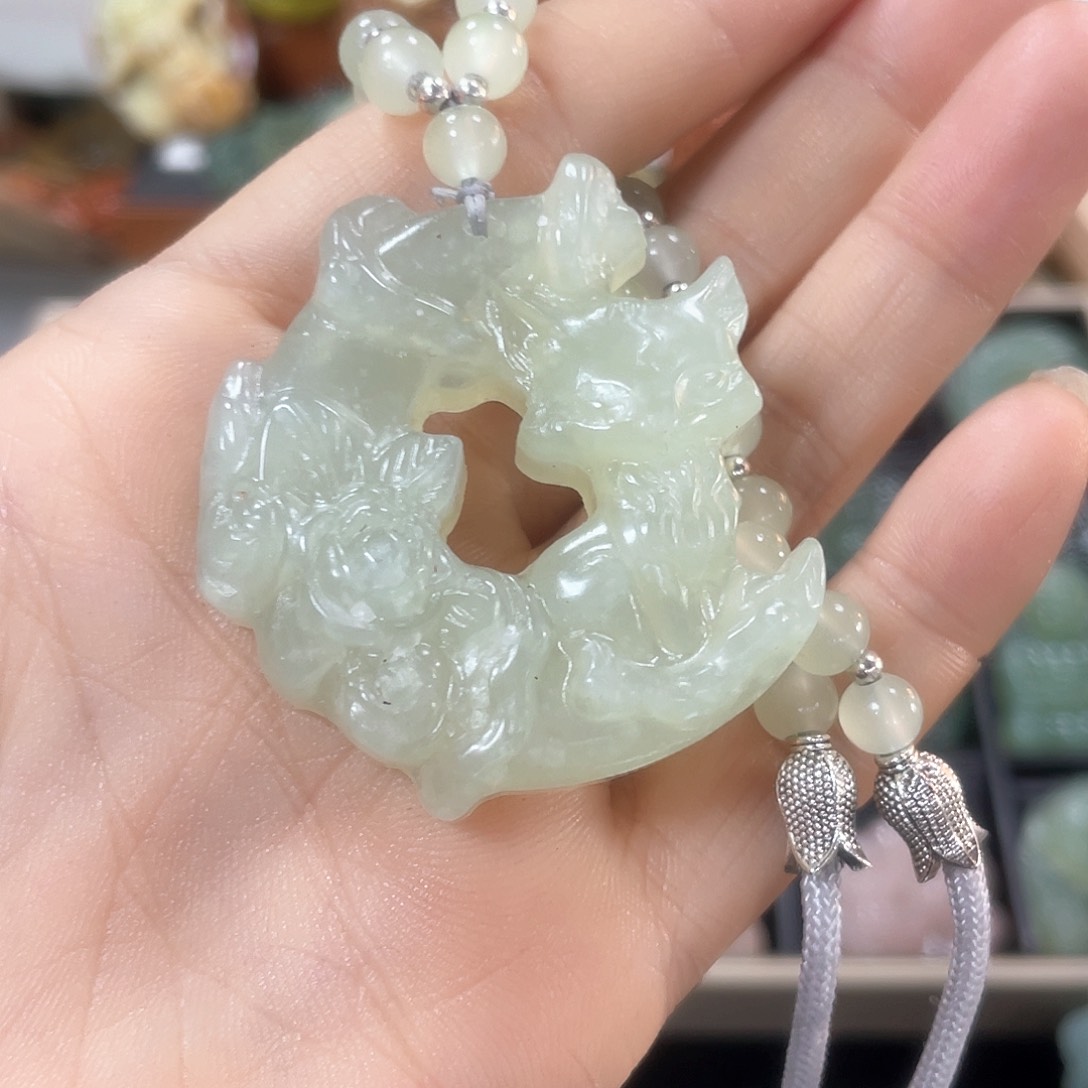 蛇纹石玉颈饰合金